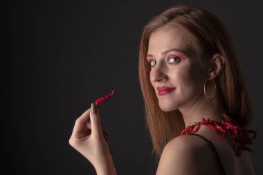 Chili Biberli Genç Kadın