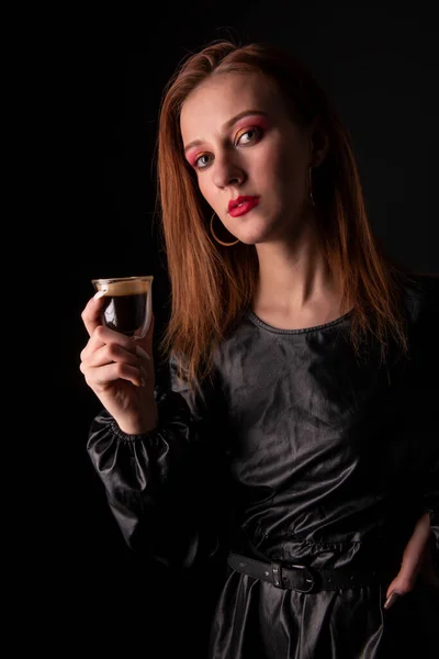 Mujer Beber Café Estudio Retrato — Foto de Stock