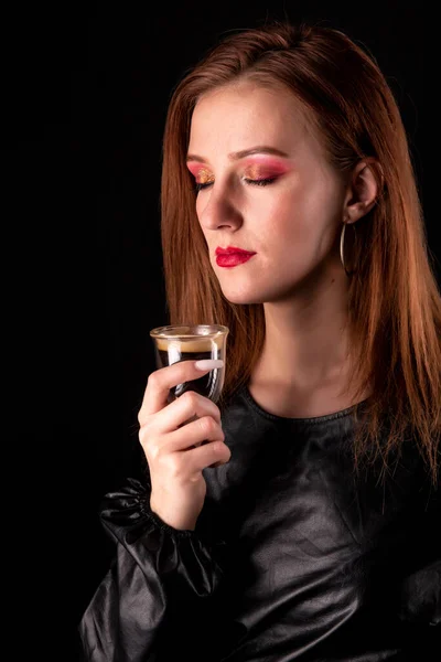 Vrouw Drinken Koffie Studio Portret — Stockfoto