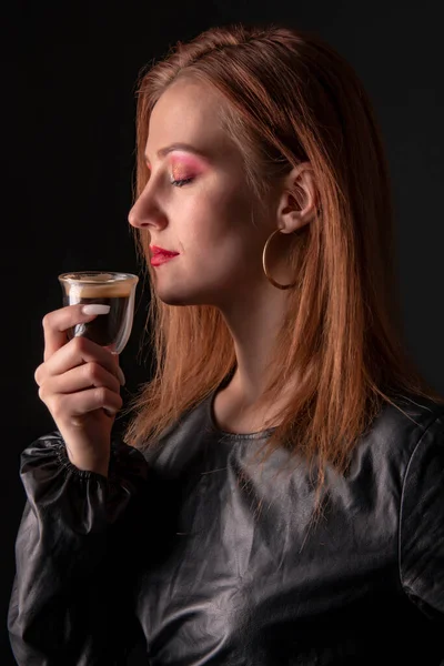 Frau Trinkt Kaffee Studio Portrait — Stockfoto