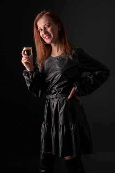 Kobieta Pije Portret Studio Kawy — Zdjęcie stockowe