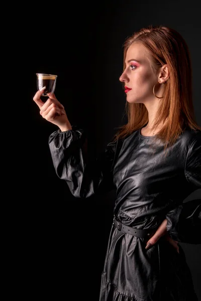 Vrouw Drinken Koffie Studio Portret — Stockfoto