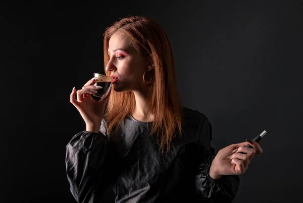 喝咖啡的女人肖像 — 图库照片