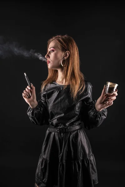 Retrato Bela Jovem Com Cigarro — Fotografia de Stock