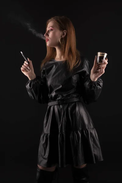 一支烟的美丽年轻女子的肖像 — 图库照片