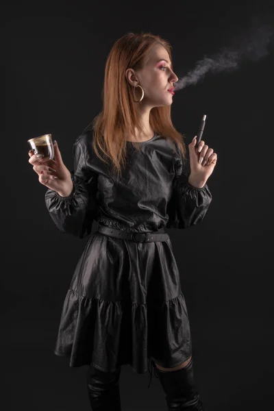 Портрет Красивой Молодой Женщины Сигаретой — стоковое фото