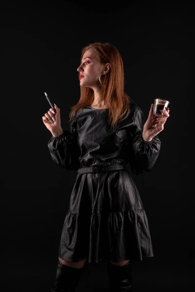 Portrait Belle Jeune Femme Avec Une Cigarette — Photo