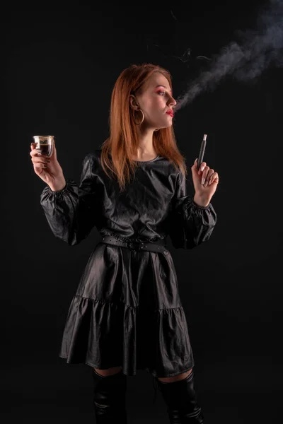 Portrait Belle Jeune Femme Avec Une Cigarette — Photo