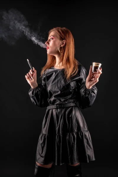 Portrait Belle Jeune Femme Avec Une Cigarette — Photo