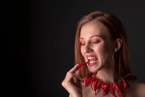 Young Woman Chili Pepper — Stock Photo, Image