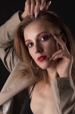 Güzel bir kadının portresi. Kızıl saçlı.