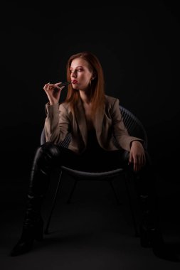 bir sigara ile güzel bir genç kadın portresi 