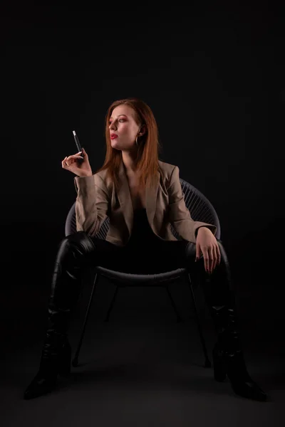 Portret Van Mooie Jonge Vrouw Met Een Sigaret — Stockfoto