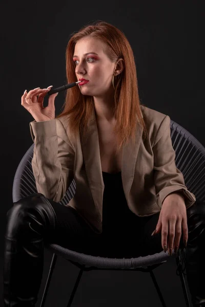 Porträt Der Schönen Jungen Frau Mit Der Zigarette — Stockfoto