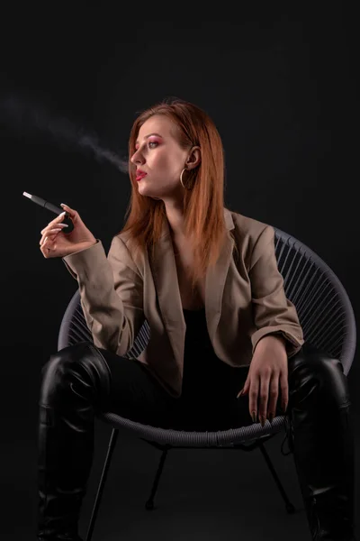 Portrait Belle Jeune Femme Avec Une Cigarette — Photo