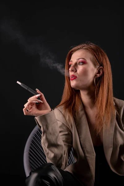 Portret Van Mooie Jonge Vrouw Met Een Sigaret — Stockfoto
