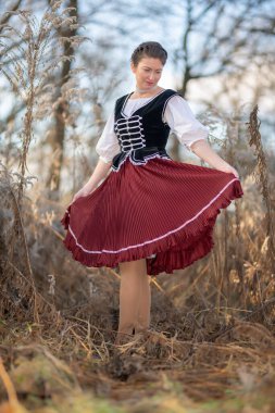 Geleneksel kostümün içinde poz veren güzel bir kız