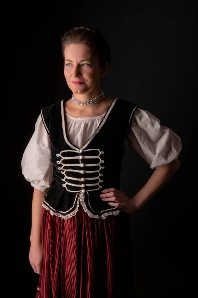 Jeune Femme Slovaque Costume Traditionnel Posant — Photo