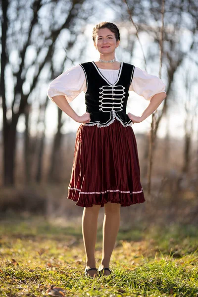 穿着传统服装的年轻貌美的Slovak女士在户外摆姿势 Slovak民间女孩肖像 — 图库照片