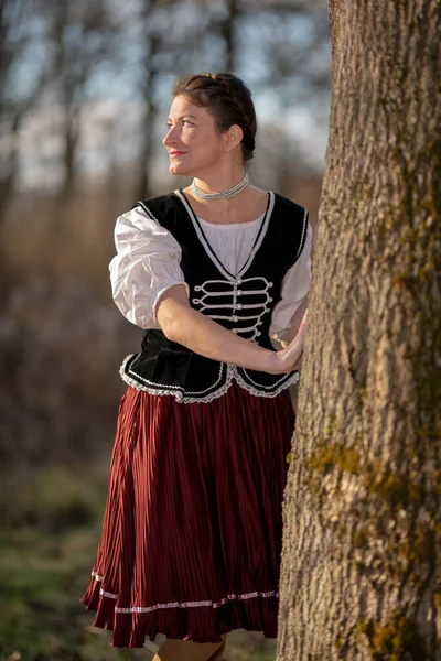 穿着俄罗斯民间传说民族服装的女孩 — 图库照片