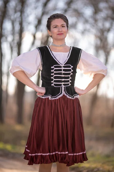 Młoda Piękna Słowacka Dziewczyna Tradycyjnym Kostiumie Folklor Słowacki — Zdjęcie stockowe