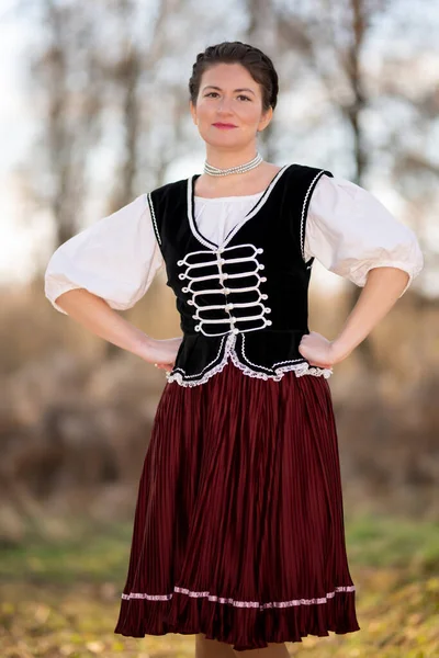 森で伝統的なドイツの衣装を持つ美しい若い女性ダンサー — ストック写真