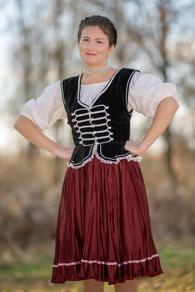 Smuk Pige Traditionel Russisk Kostume - Stock-foto