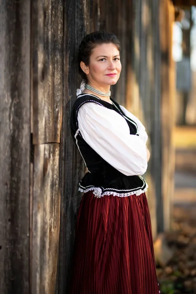 Vacker Ung Flicka Traditionell Kostym — Stockfoto