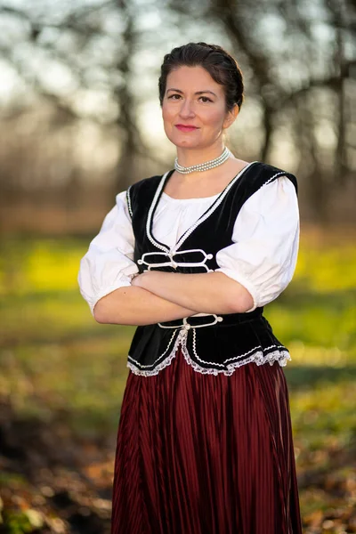 Porträtt Kvinna Traditionell Kostym Royaltyfria Stockbilder
