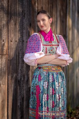 Slovak folklor elbiseli güzel bir kadın.