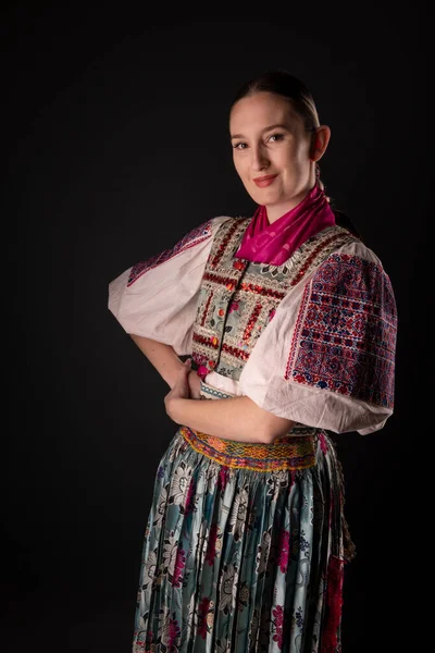 スロバキアの民間伝承 スロバキアの民俗少女 — ストック写真