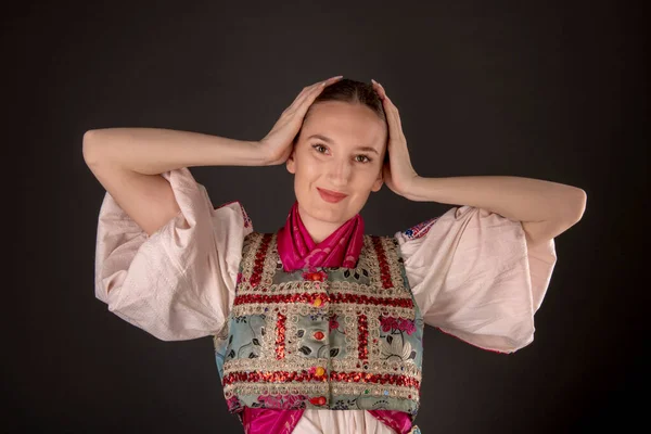 スロバキアの民間伝承 スロバキアの民俗少女 — ストック写真
