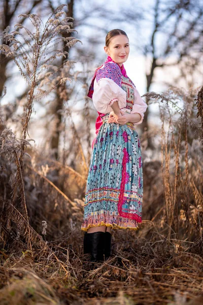 スロバキアの民俗衣装の美しい女性 — ストック写真