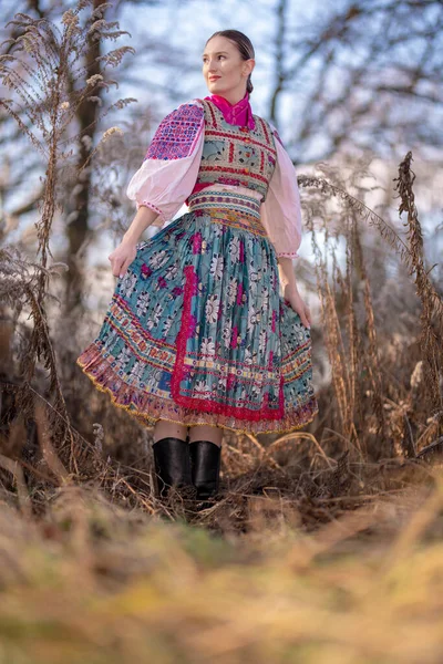 Hermosa Mujer Vestido Folclore Eslovaco —  Fotos de Stock