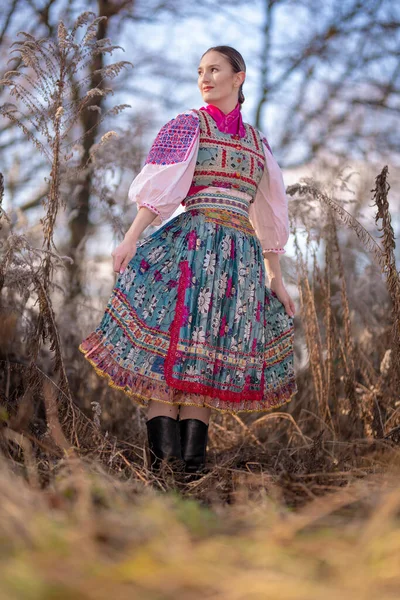 Mulher Bonita Vestido Folclore Eslovaco — Fotografia de Stock