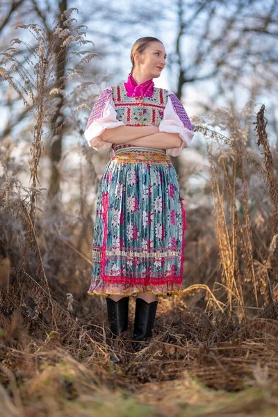 Mooie Vrouw Slovak Folklore Jurk — Stockfoto