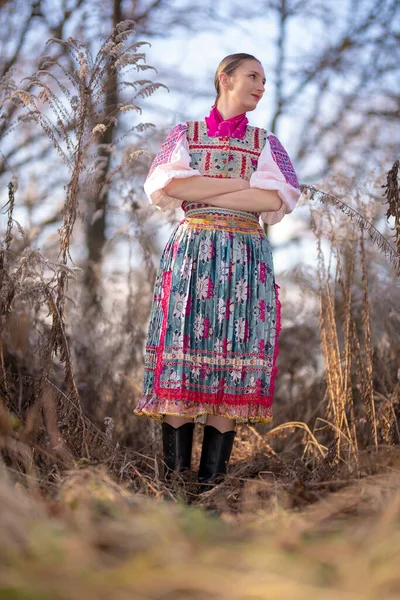 美丽的女人穿着Slovak民间传说的衣服 — 图库照片