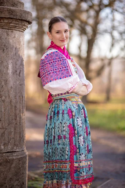 Piękna Kobieta Słowackim Stroju Ludowym — Zdjęcie stockowe