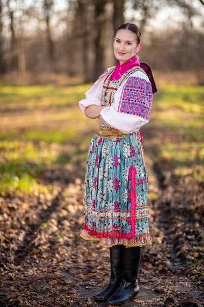 Piękna Kobieta Słowackim Stroju Ludowym — Zdjęcie stockowe