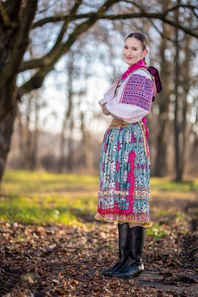 Piękna Kobieta Słowackim Stroju Ludowym — Zdjęcie stockowe