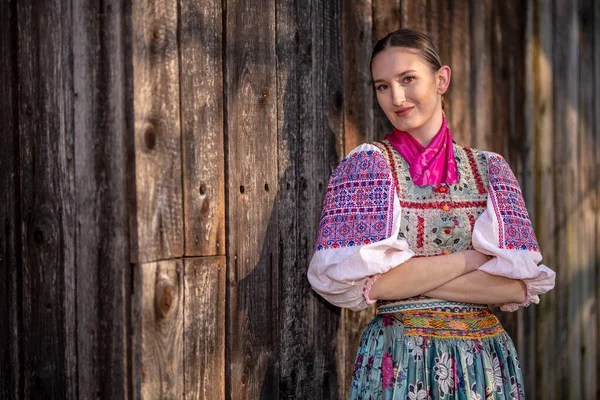 Krásná Žena Slovenských Folklorních Šatech — Stock fotografie