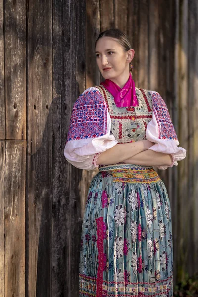 Gyönyörű Szlovák Folklór Ruhában — Stock Fotó