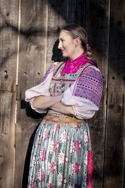 Krásná Žena Slovenských Folklorních Šatech — Stock fotografie
