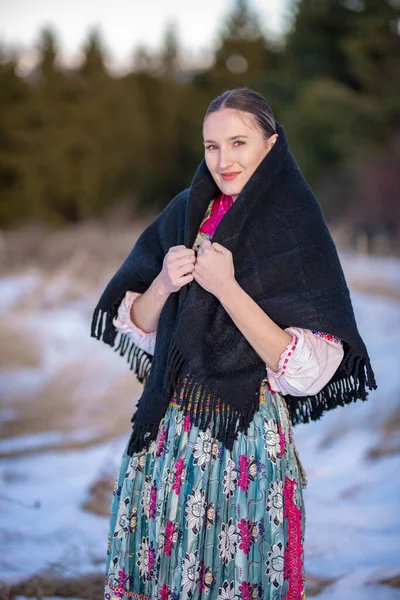 Gyönyörű Szlovák Folklór Ruhában — Stock Fotó