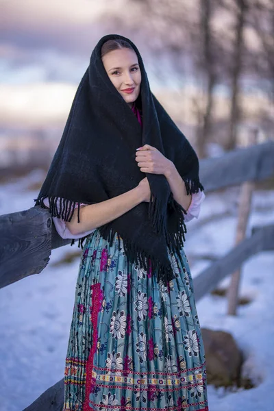 Красива Жінка Словацькому Фольклорному Вбранні — стокове фото