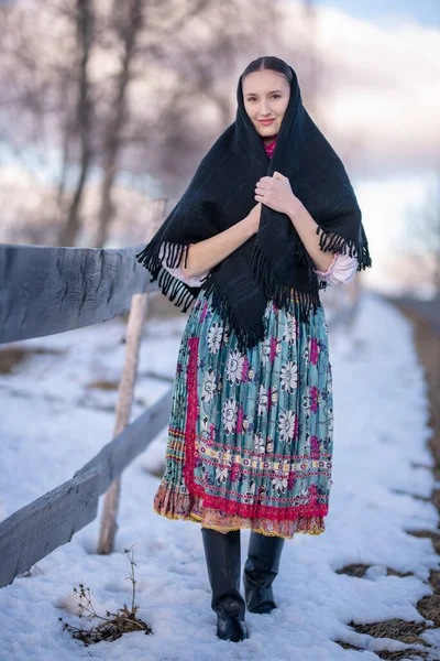 Gyönyörű Szlovák Folklór Ruhában — Stock Fotó