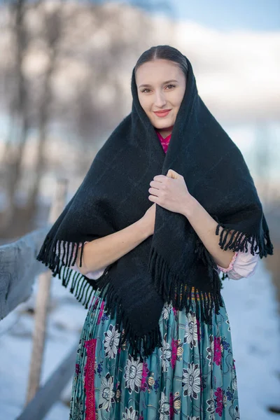 Mulher Bonita Vestido Folclore Eslovaco — Fotografia de Stock