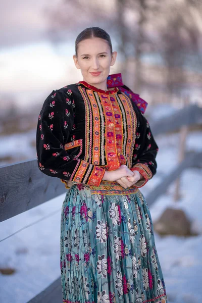 Gyönyörű Szlovák Folklór Ruhában — Stock Fotó