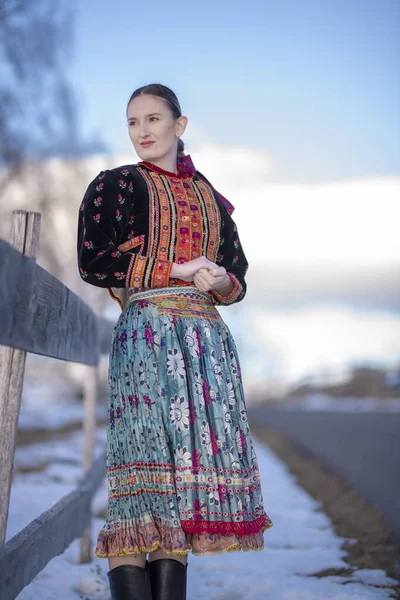 Gyönyörű Szlovák Folklór Ruhában — Stock Fotó