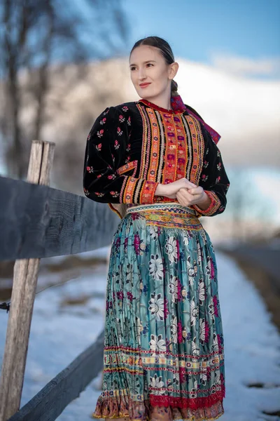 Hermosa Mujer Vestido Folclore Eslovaco — Foto de Stock